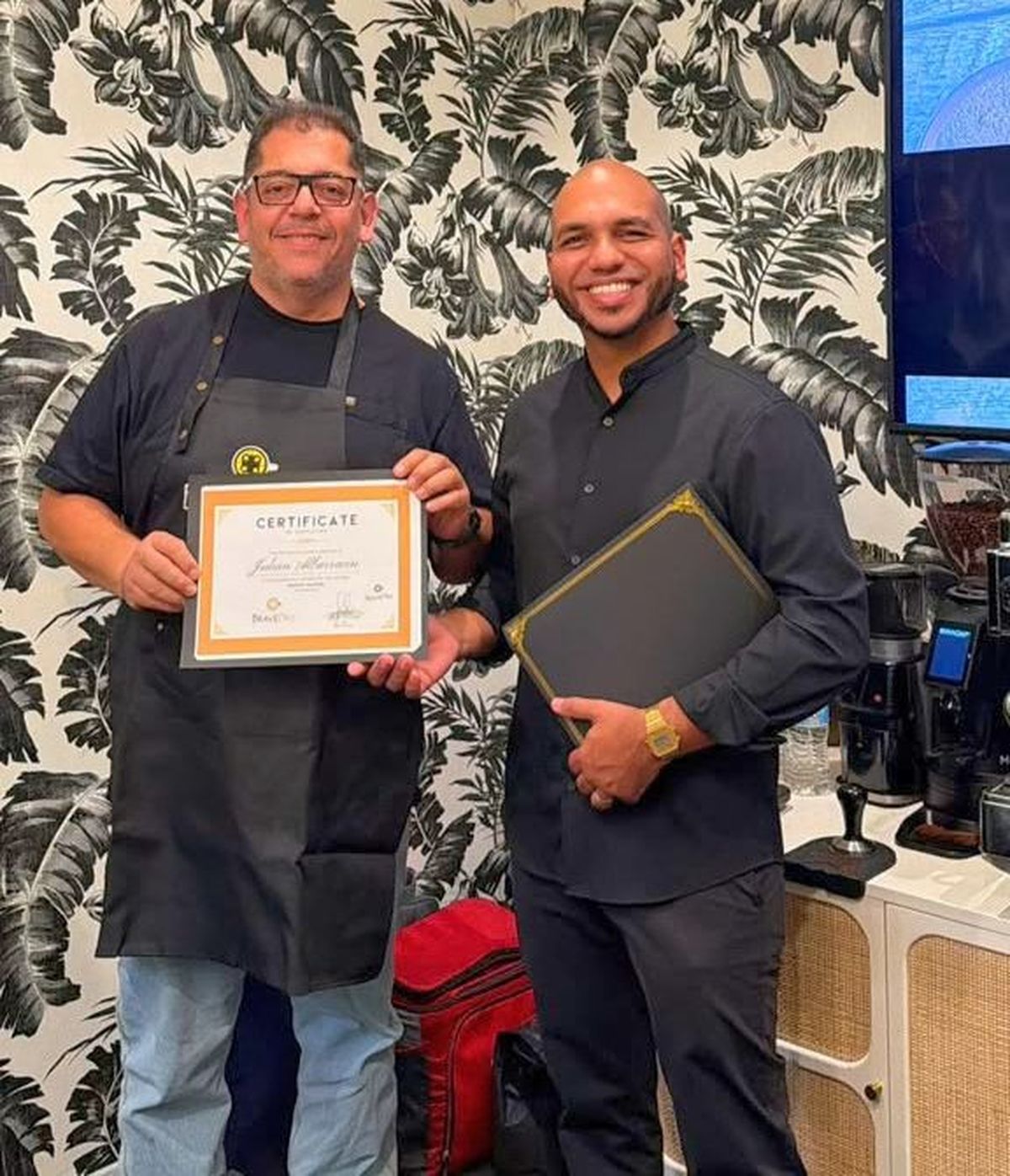 Recientemente Julián obtuvo su certificado de barista. "Me encanta el café y es mi proyecto un espacio con rico producto", dijo. Recientemente Julián obtuvo su certificado de barista. "Me encanta el café y es mi proyecto un espacio con rico producto", dijo.