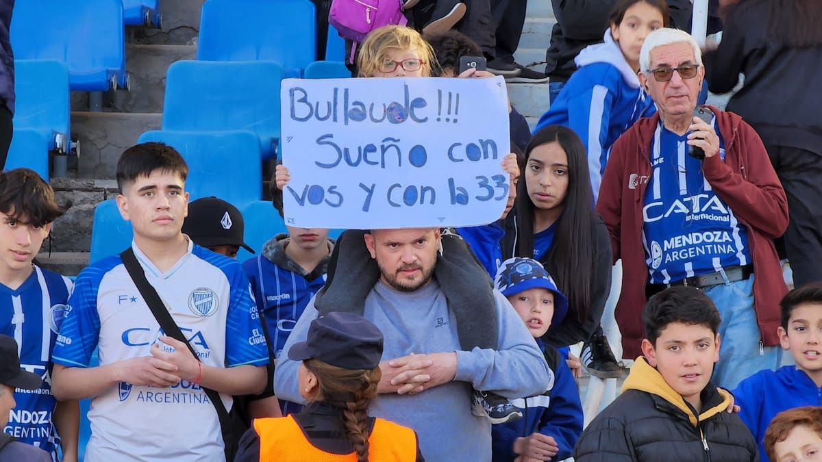 Un pequeño fan de Bullaude le pidió la camiseta 33 desde la tribuna