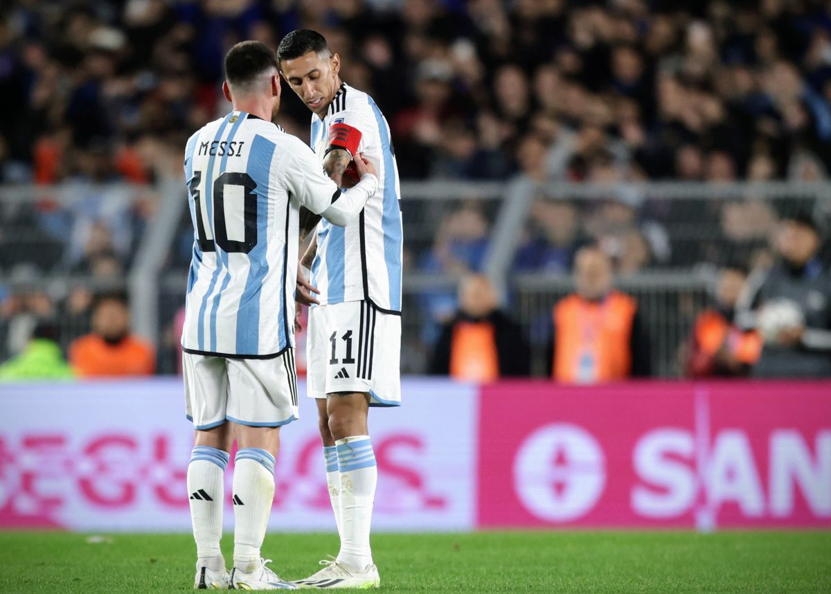 Messi le dejó la capitanía a Di María antes de salir de la cancha ante Ecuador Messi le dejó la capitanía a Di María antes de salir de la cancha ante Ecuador