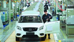 Los técnicos trabajan en la línea de montaje de Beijing Electric Vehicle Co en Huanghua, provincia de Hebei. El año pasado se fabricaron más de 462.000 pilares de carga para coches eléctricos en China. MU YU / XINHUA &nbsp;