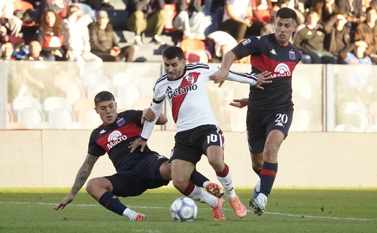 La jugada de la polémica por un posible penal a River.