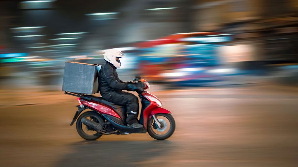 El joven de 22 años que murió, es un delivery que chocó contra un container, en un accidente que causó una conmoción enorme en sus seres queridos.