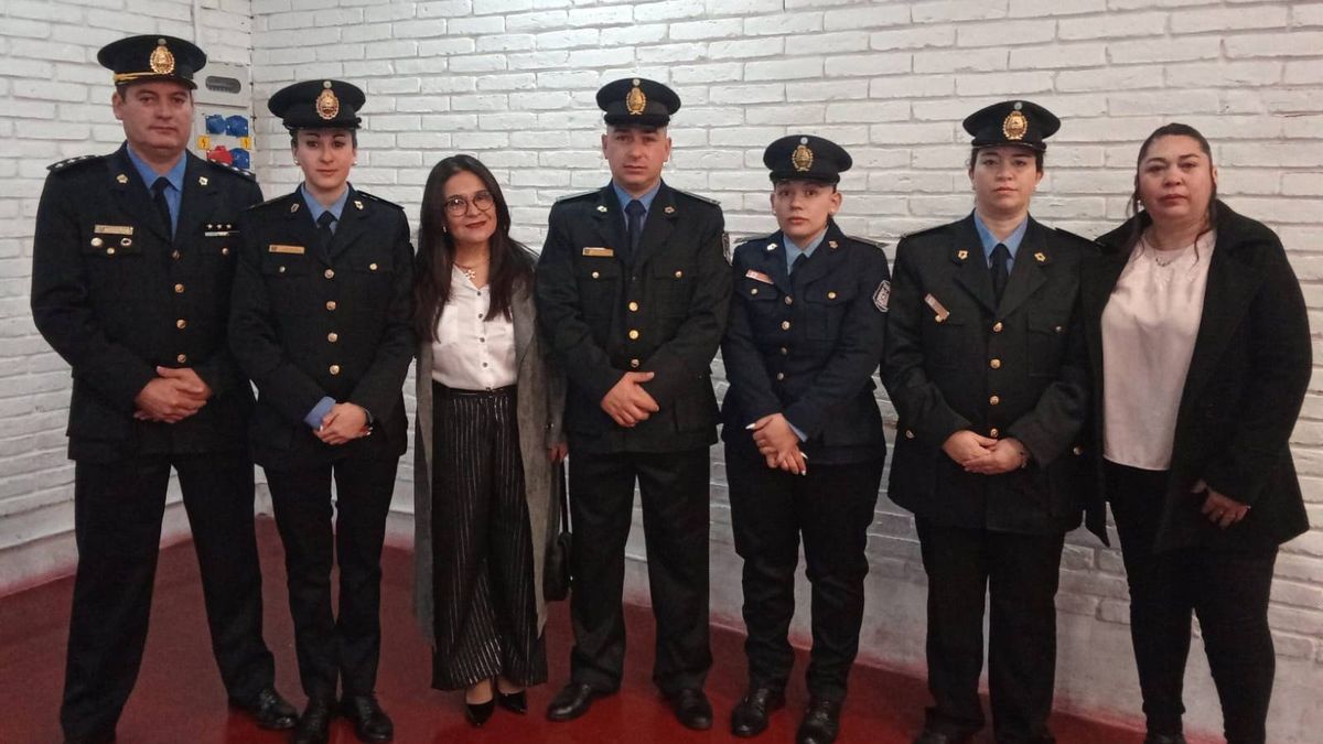 Un gesto de igualdad y respeto en La Paz: policías interpretaron el himno con Lengua de Señas. Un gesto de igualdad y respeto en La Paz: policías interpretaron el himno con Lengua de Señas.