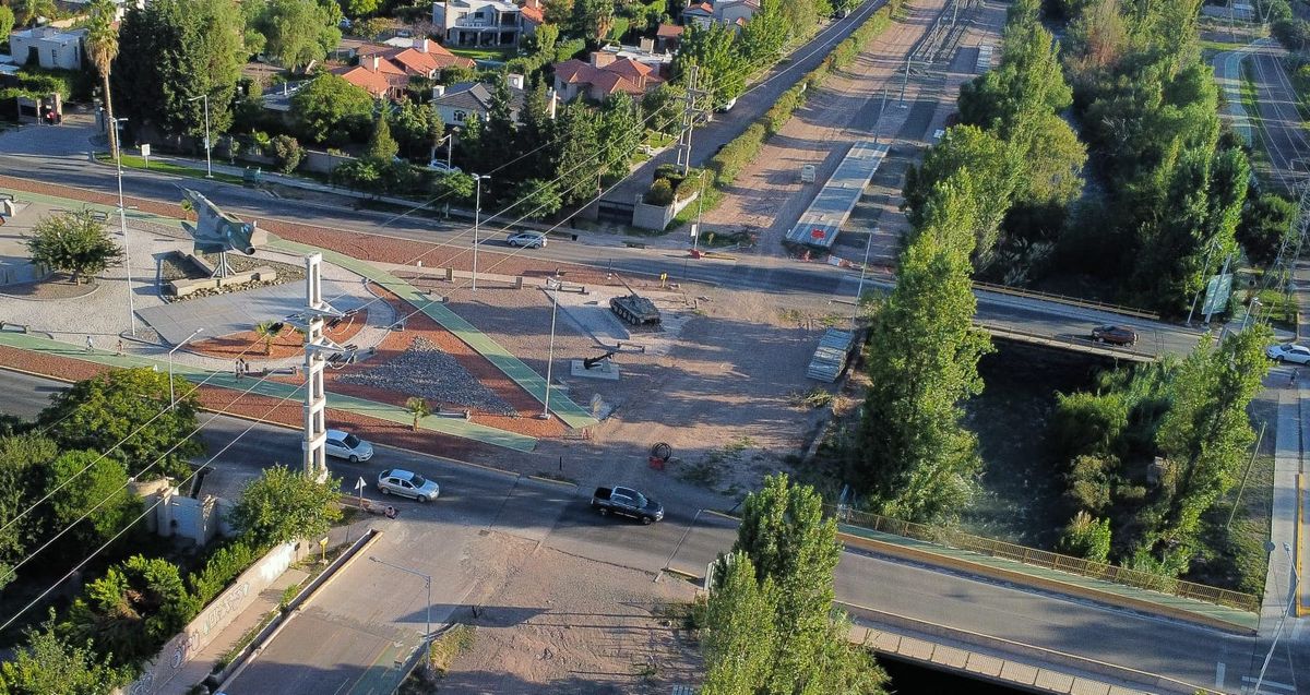 Junto a la obra del Metrotranvía, municipios desarrollan bicisendas e iluminación. En la imagen, la zona de calle Juan José Paso, en Luján de Cuyo. Junto a la obra del Metrotranvía, municipios desarrollan bicisendas e iluminación. En la imagen, la zona de calle Juan José Paso, en Luján de Cuyo.