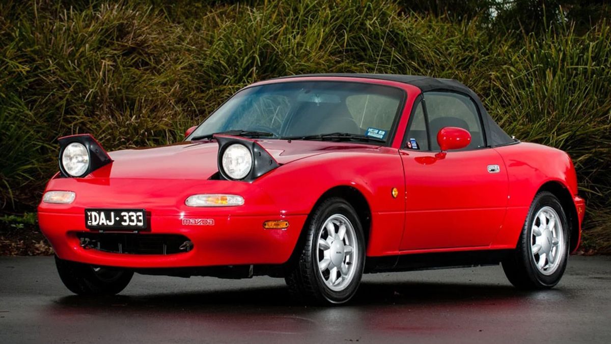 El Mazda Miata descapotable es una de las atracciones de la exposición a beneficio del hospital de San Isidro El Mazda Miata descapotable es una de las atracciones de la exposición a beneficio del hospital de San Isidro