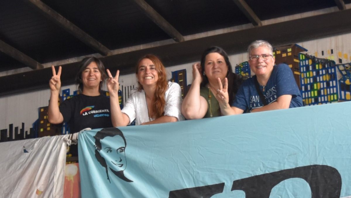 Fernanda Lacoste (segunda de izquierda a derecha) junto a militantes de Alternativa Peronista.