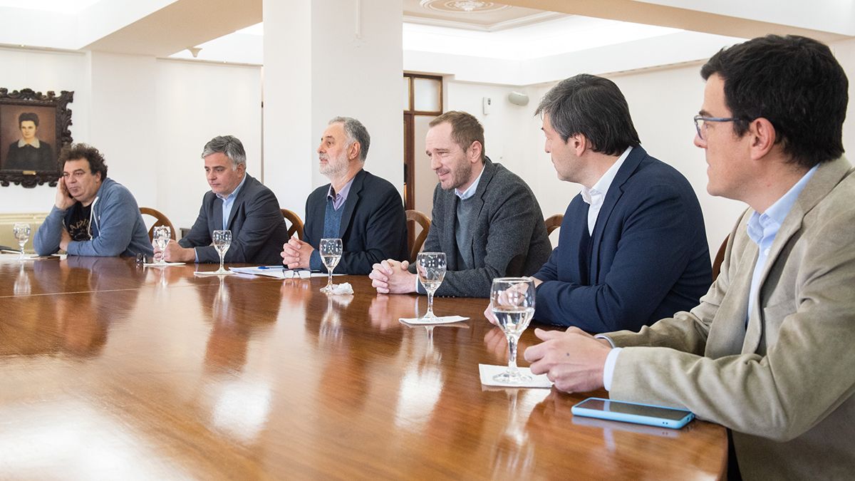 El enólogo Alejandro Vigil (primero a la izquierda), de lado de los representantes de Bodegas de Argentina.