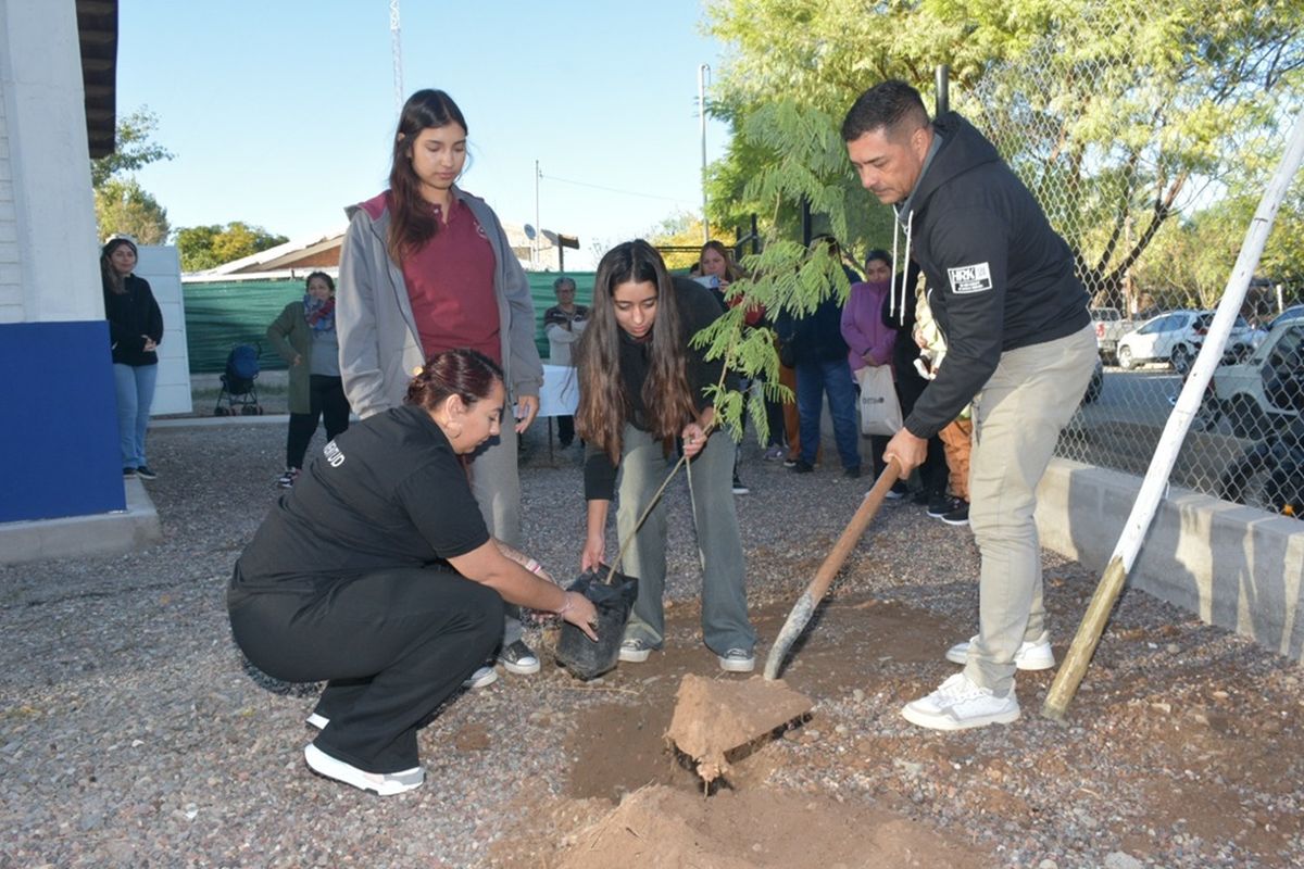  El ex-Salón Comunitario del barrio se convirtió en la llave para que decenas de chicos puedan formarse cerca de sus hogares. El ex-Salón Comunitario del barrio se convirtió en la llave para que decenas de chicos puedan formarse cerca de sus hogares.