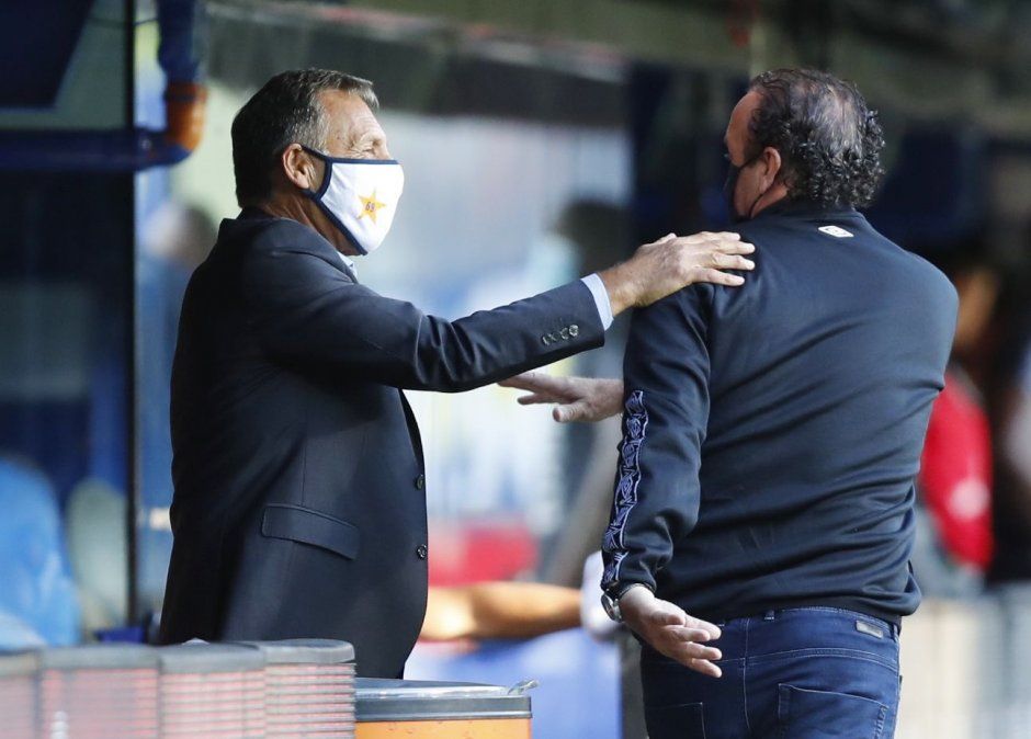 Una de las protestas de Boca ante el Santos es que Russo, su DT, es paciente de riesgo.