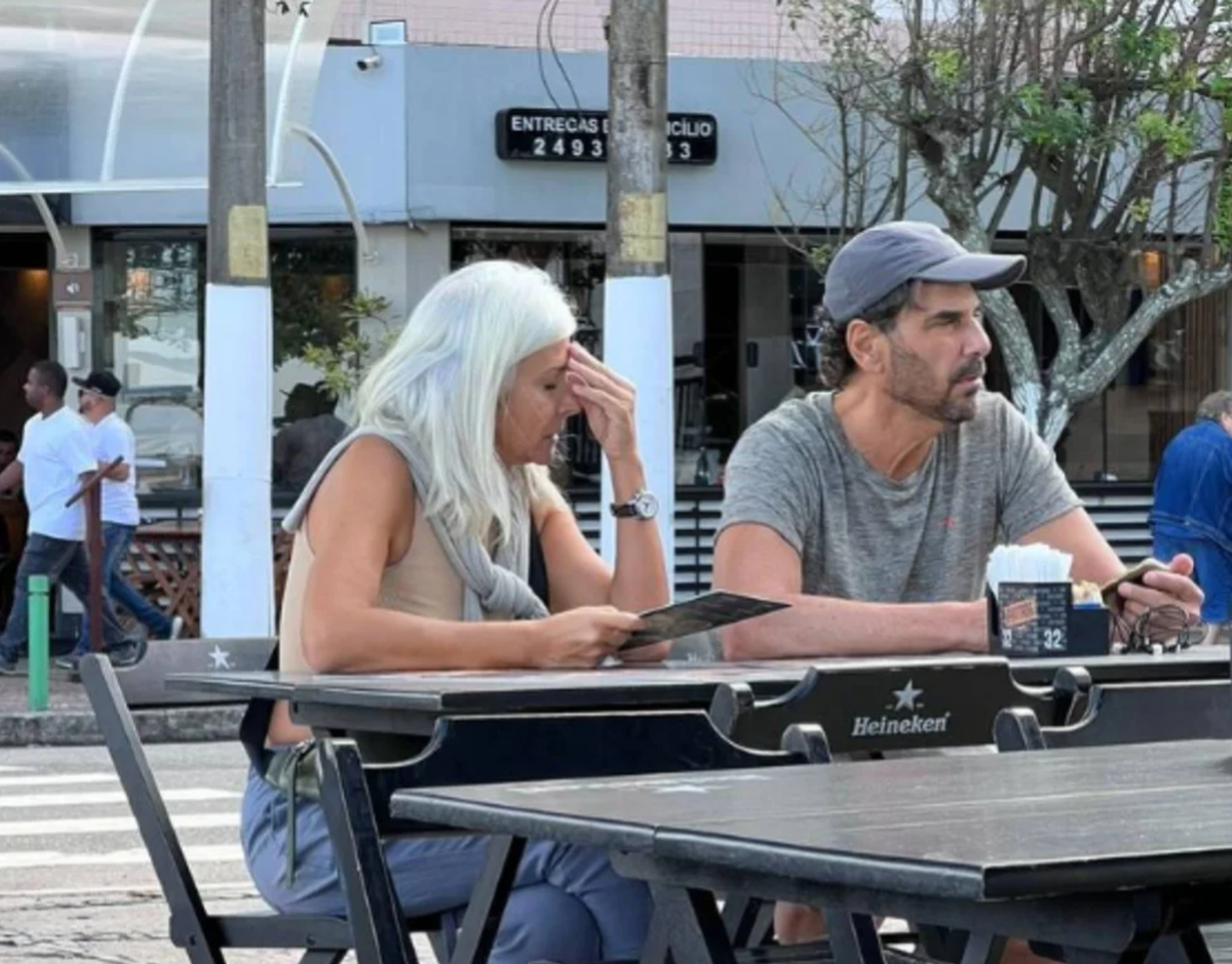 En Brasil. Se viralizó una foto de Juan Darthés y el gesto de su esposa.