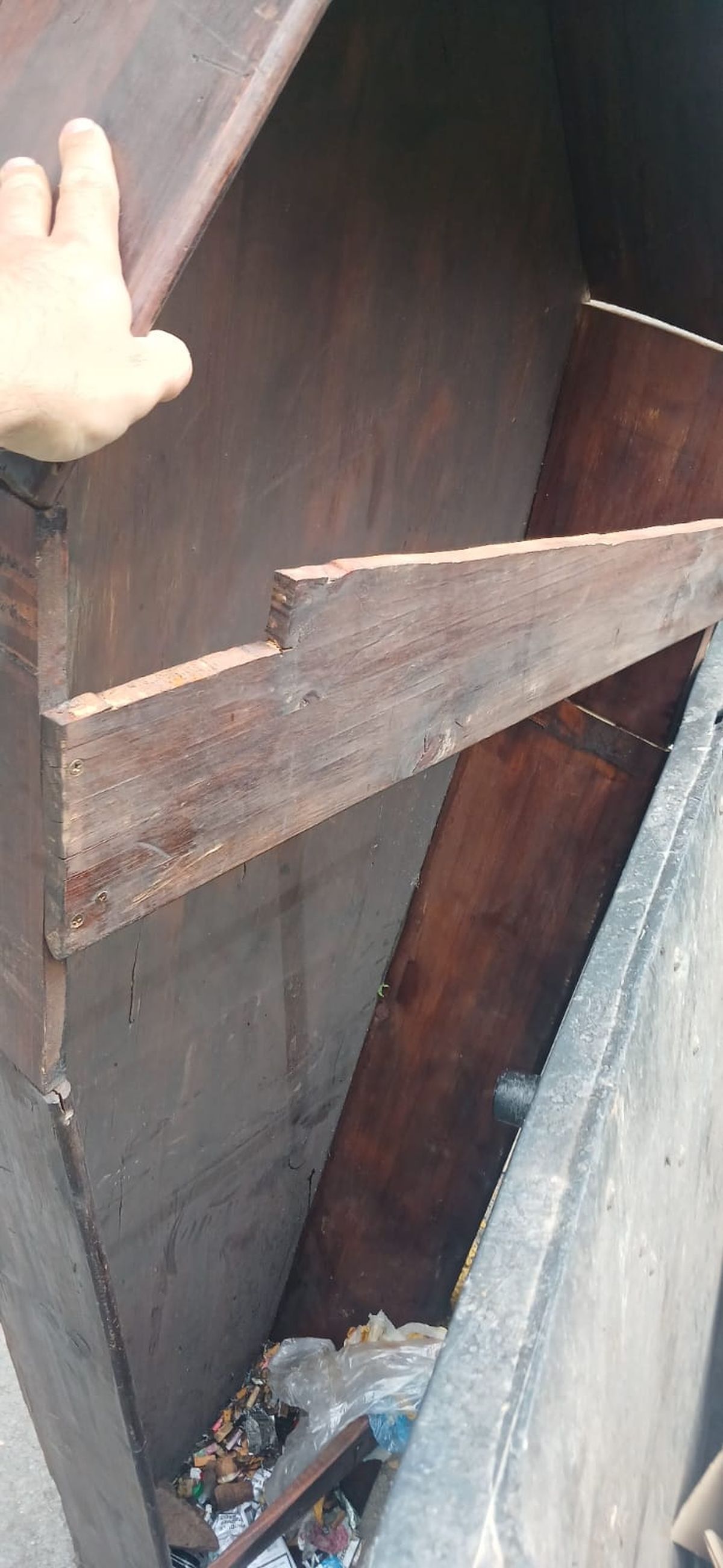 Colillas de cigarrillo y otros pocos desperdicios contenía el ataúd encontrado en la Alameda este fin de semana. Colillas de cigarrillo y otros pocos desperdicios contenía el ataúd encontrado en la Alameda este fin de semana.