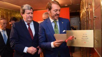 Subastarán en Europa la mayor colección privada de Pablo Neruda