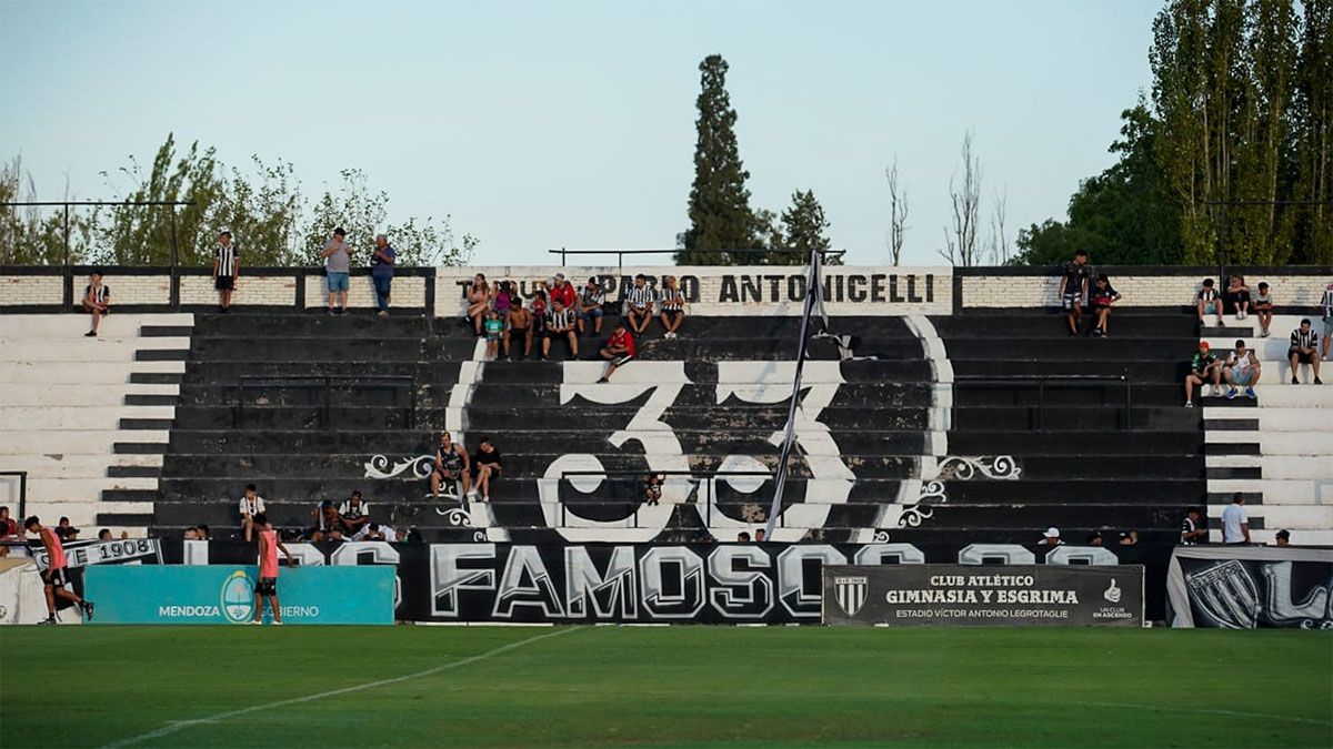 El partido se jugó con los hinchas que estaban en esos momentos en las tribunas. Mucha gente que llegó al estadio no pudo ingresar. El partido se jugó con los hinchas que estaban en esos momentos en las tribunas. Mucha gente que llegó al estadio no pudo ingresar.