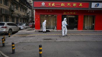 Coronavirus en China: la terrible imagen de un hombre muerto en la calle