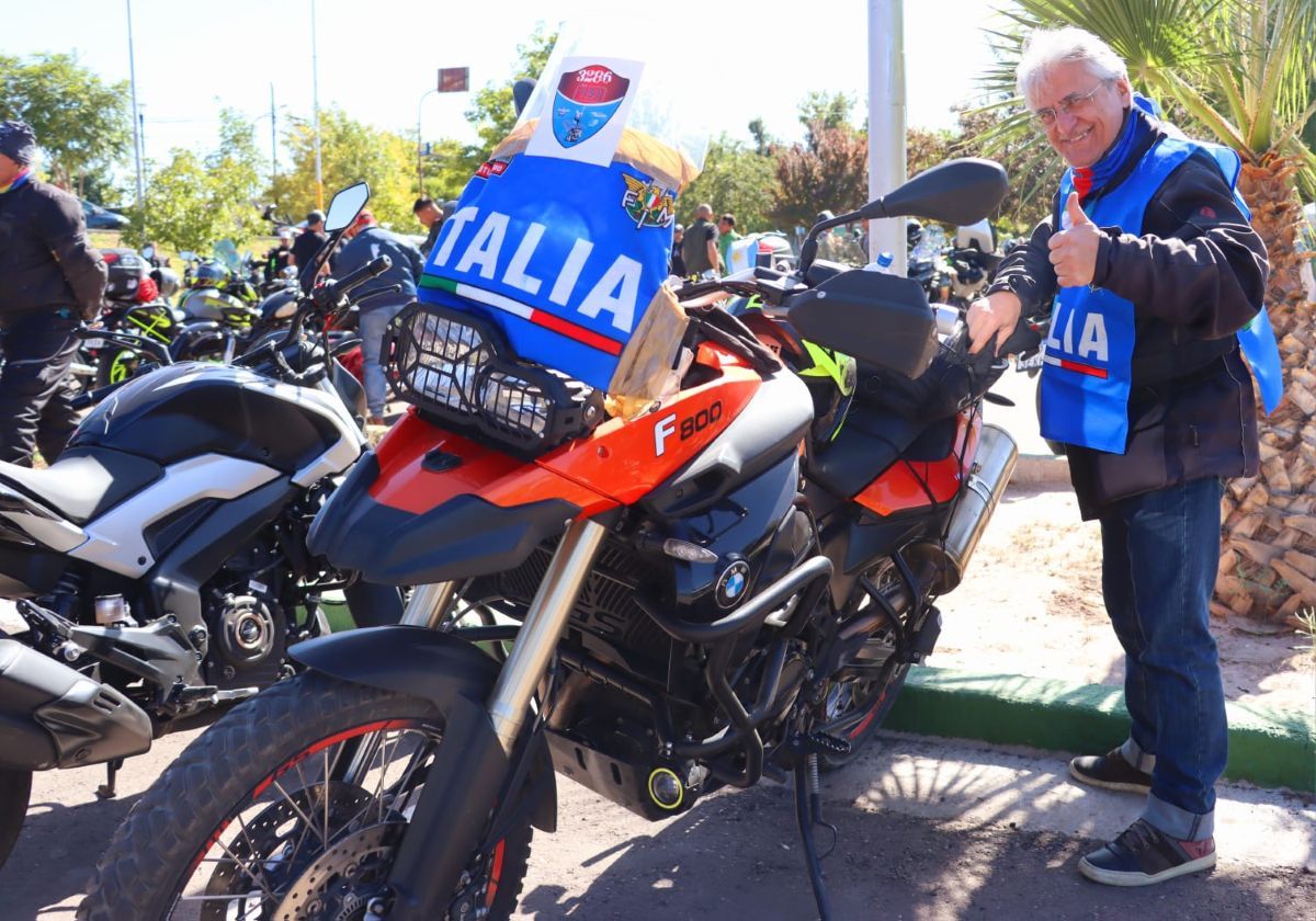 América, Europa, unidas en el encuentro Cristo Redentor. Motociclista italiano Roberto Natali que vino al encuentro de 2023. Medalla de oro por asistir a todos los encuentros de motociclismo del mundo.