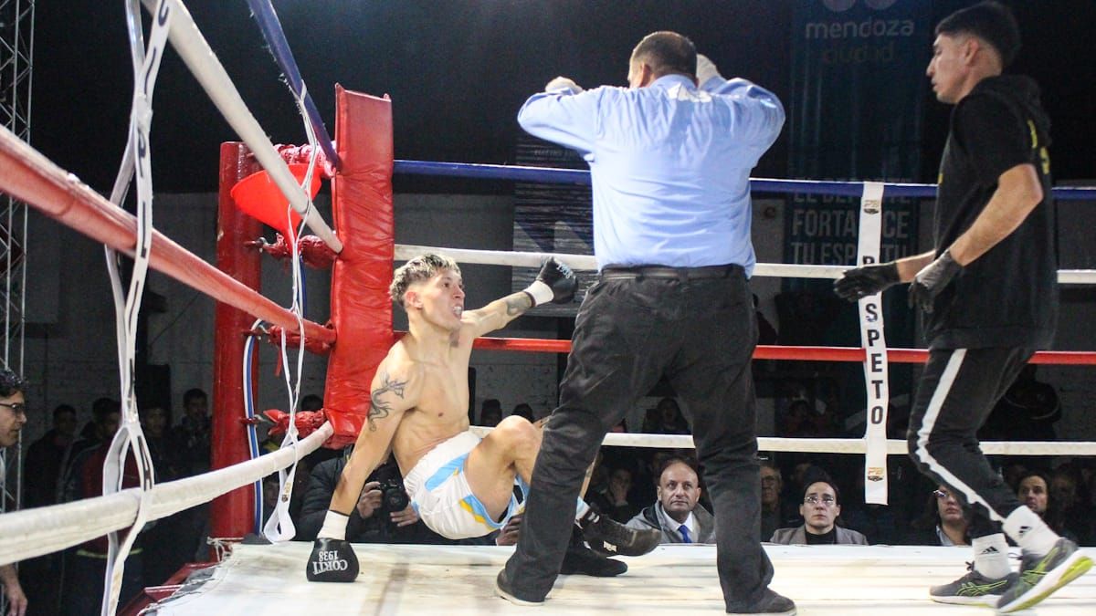 Sebastián Martín cayó totalmente groggy tras el zurdazo de José Cuenca y desde su rincón corrieron a asistirlo mientras el árbitro Luján realizaba el conteo, que luego suspendió para decretar el KOT. Sebastián Martín cayó totalmente groggy tras el zurdazo de José Cuenca y desde su rincón corrieron a asistirlo mientras el árbitro Luján realizaba el conteo, que luego suspendió para decretar el KOT.