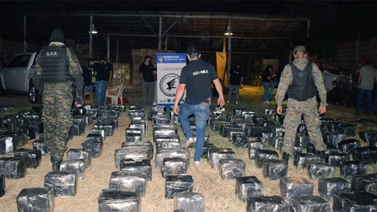 En la ciudad de Posadas, Misiones, fueron detenidas dos personas con aproximadamente 3 mil kilos de marihuana.