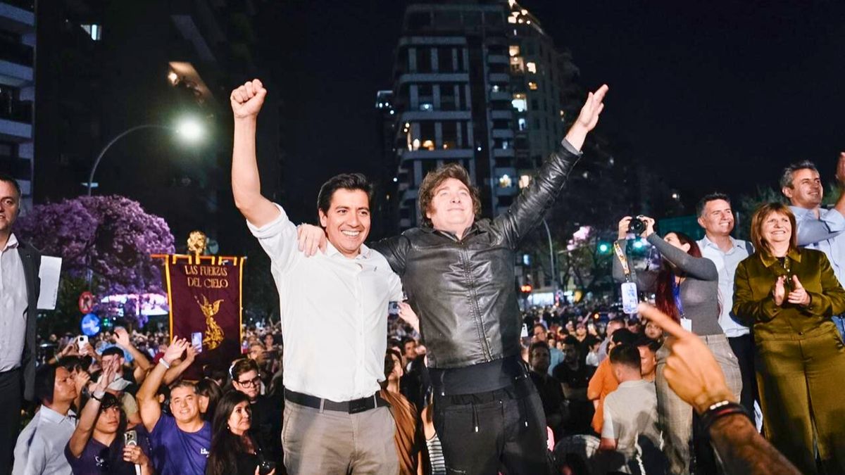 El primer candidato a diputado nacional por Córdoba de LLA, Gonzalo Roca, y Javier Milei en el acto electoral en Córdoba.