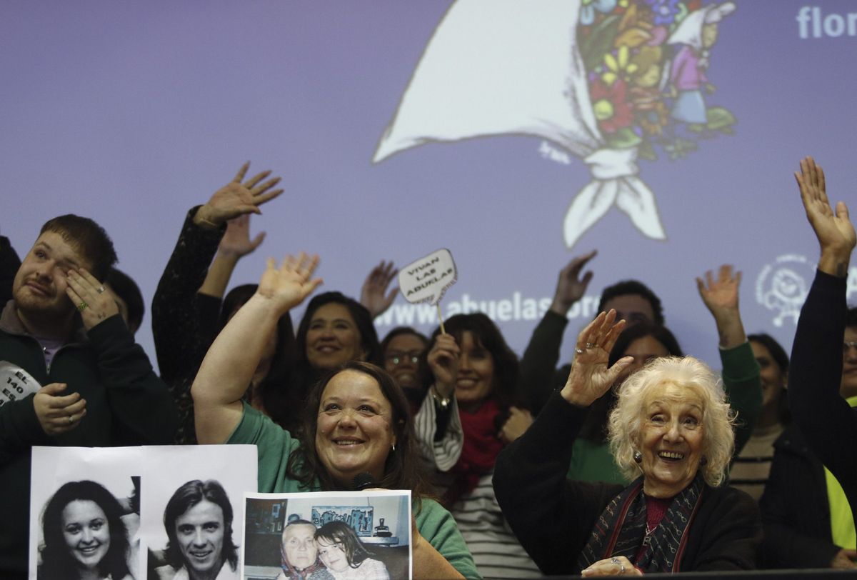 Muestras de felicidad al anunciar la recuperación del nieto 140. Muestras de felicidad al anunciar la recuperación del nieto 140.