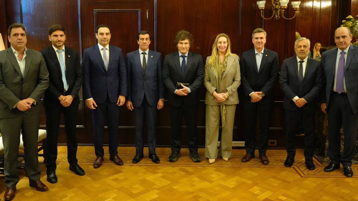 También Karina Milei y el jefe de Gabinete, Guillermo Francos, participaron del encuentro con los gobernadores radicales. También Karina Milei y el jefe de Gabinete, Guillermo Francos, participaron del encuentro con los gobernadores radicales.