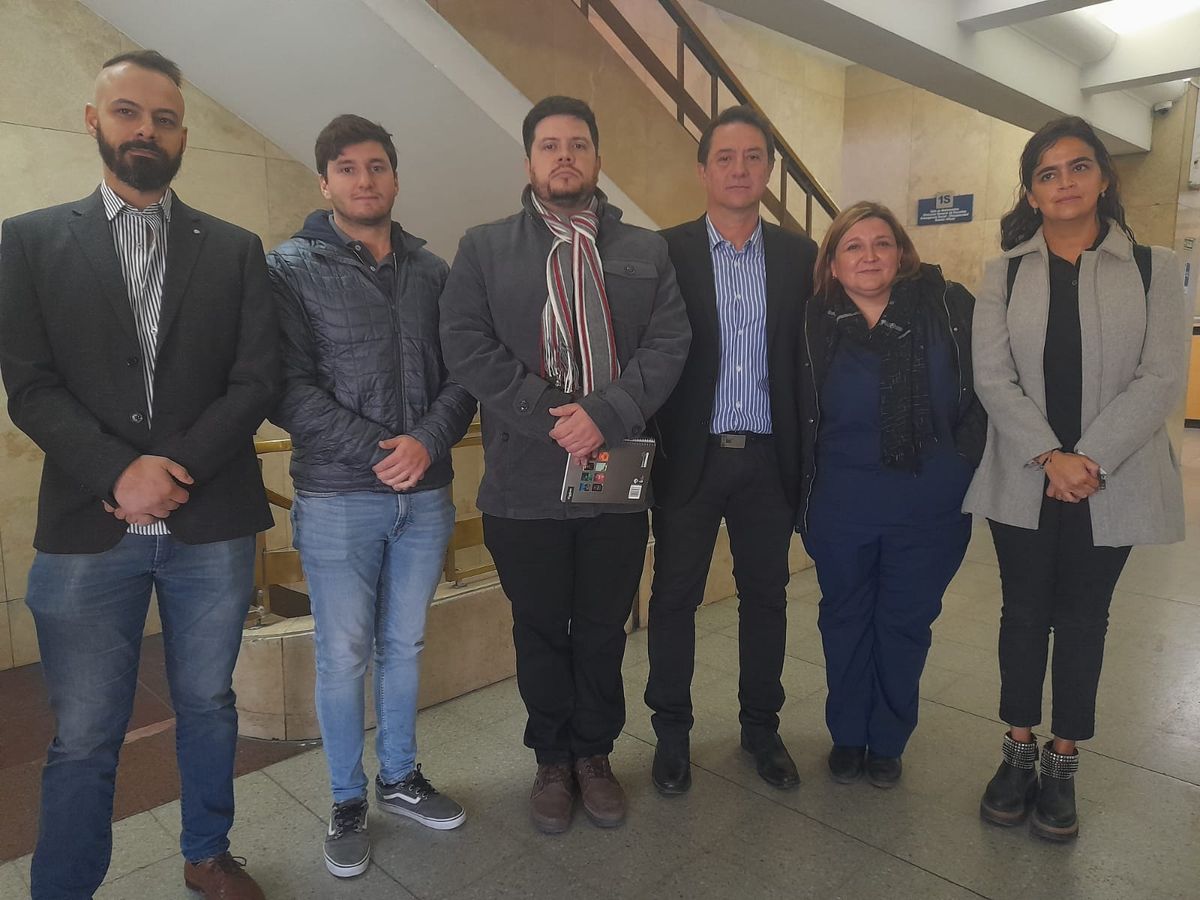 Arturo Salassa (izquierda) es el vocero de la Asociación Mendocina de Anestesiología. A su lado, cinco de los miembros que participaron de la reunión.