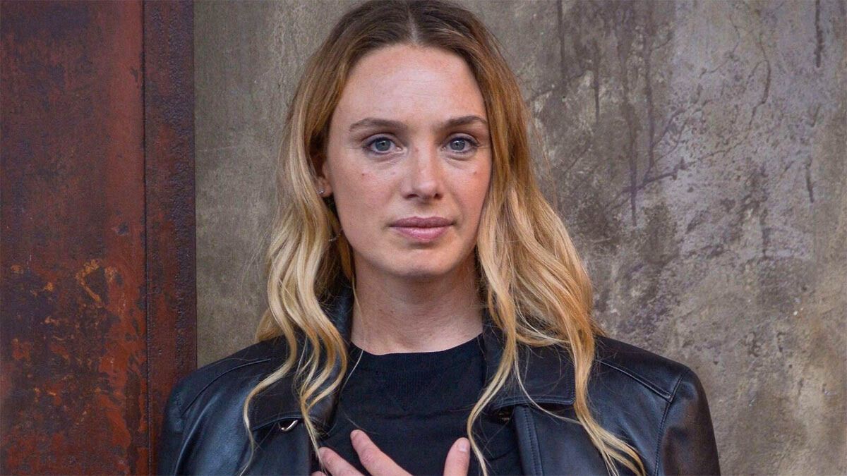 La actriz Laetitia Dosch interpreta a Helene en la película de Netflix.