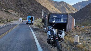 Dos hombres resultaron ilesos luego de volcar el camión en el que viajaban por la ruta 7, en Potrerillos