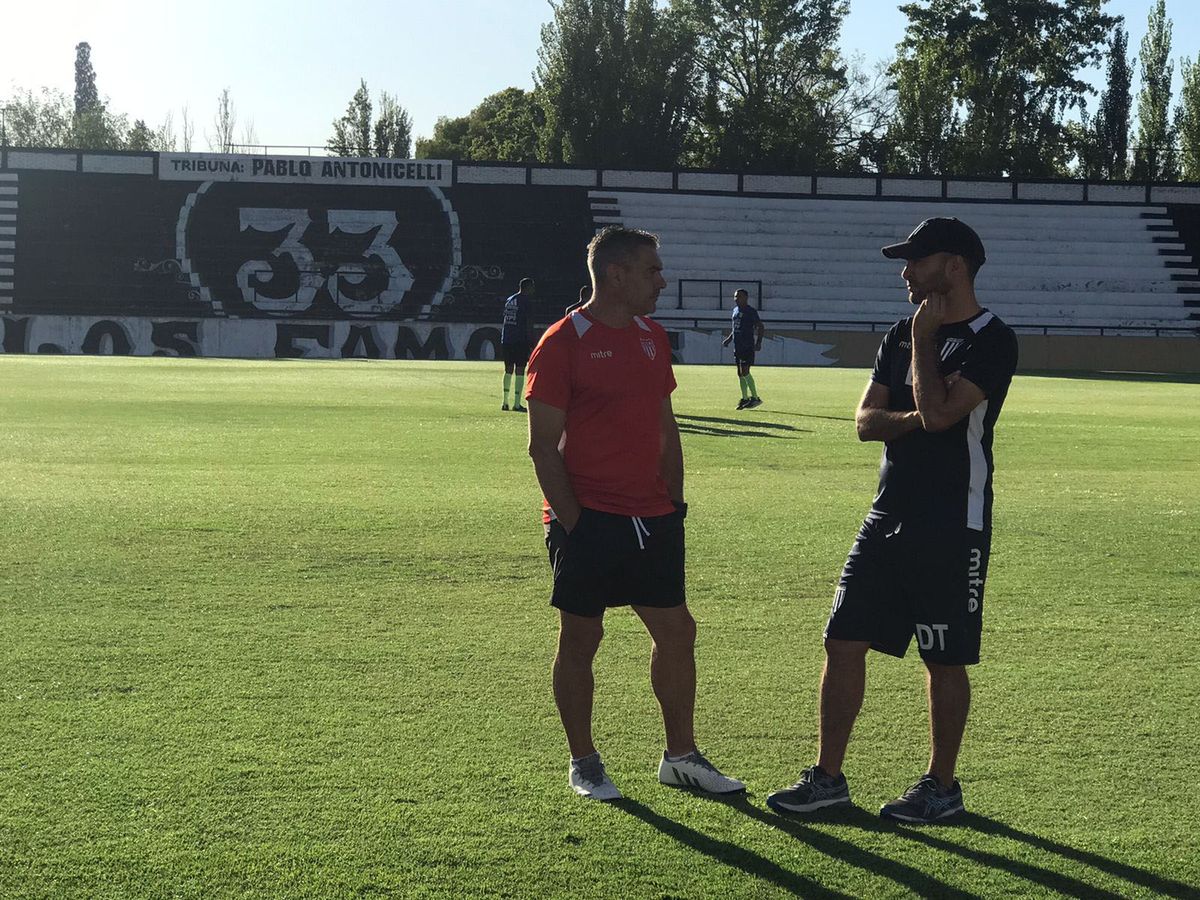 Sergio Toti Arias y Joaquín Sastre, hablaron en forma amistosa previo al amistoso.