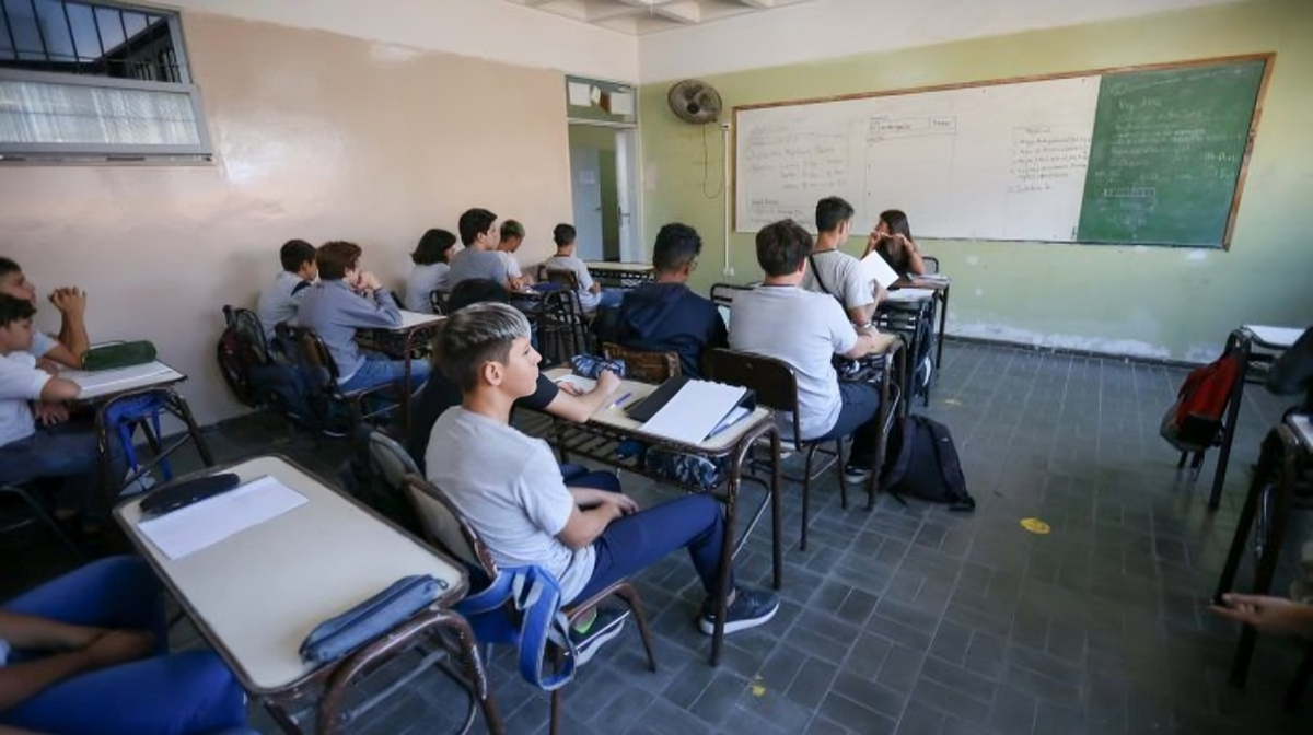 Se otorgará un banco a todos los estudiantes que se inscriban para comenzar el secundario. 