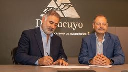 Fabián Gregorio, CEO de PSJ Cobre Mendocino y Edgardo Fonoll, de Distrocuyo, en plena firma del convenio. Fabián Gregorio, CEO de PSJ Cobre Mendocino y Edgardo Fonoll, de Distrocuyo, en plena firma del convenio.