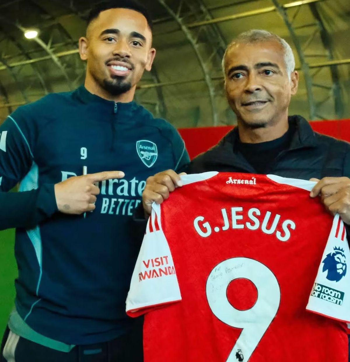 Gabriel Jesus junto a Rom&aacute;rio luego de la entrevista.