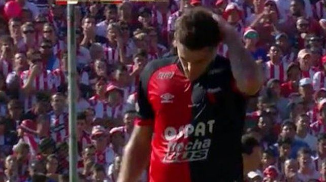 Tras el codazo y la roja, lo mataron en las redes