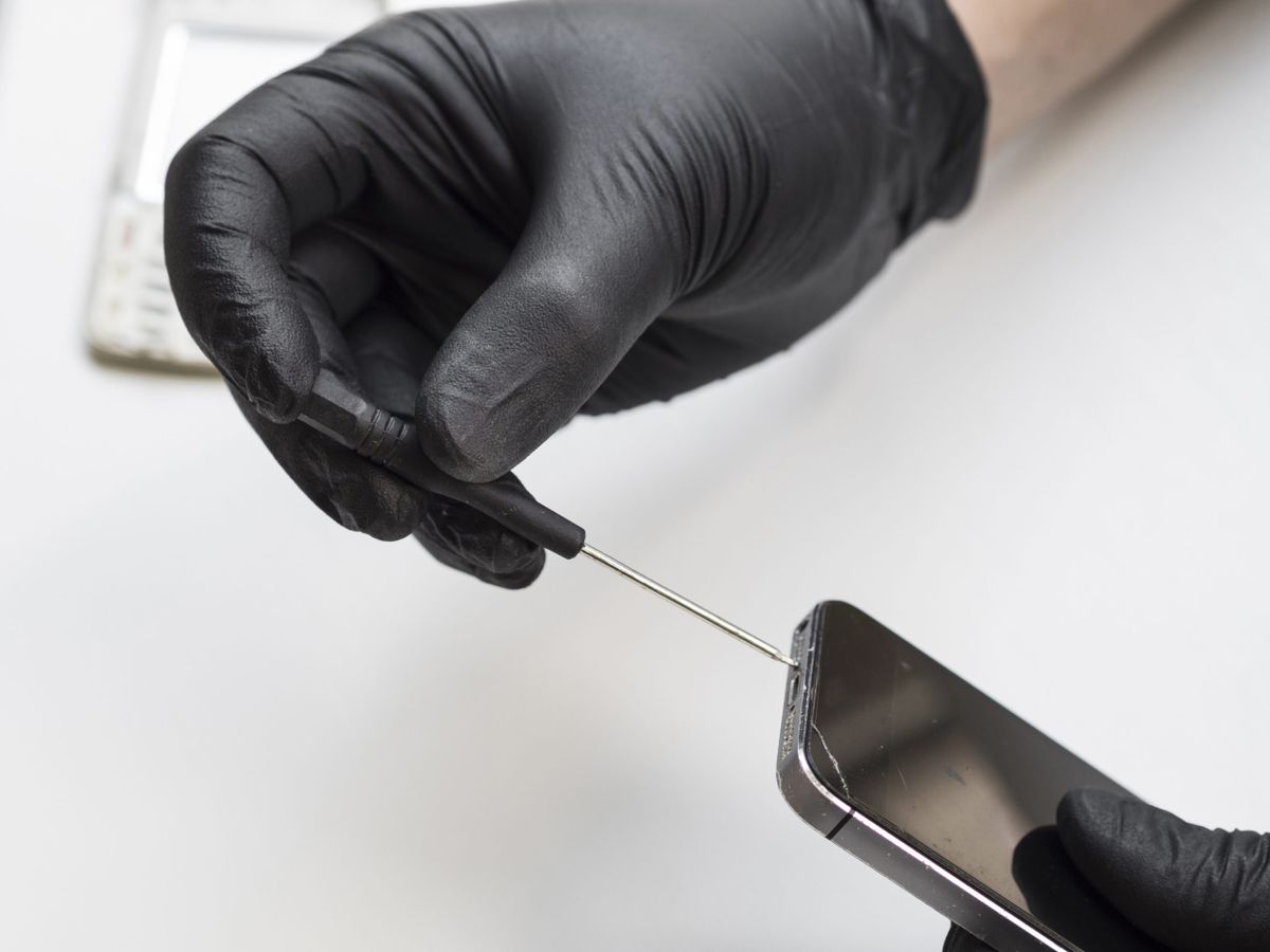 Técnico de celular. Porque cuando le estaba arreglando su celular que una mujer abusaba de su hija de 9 años. 