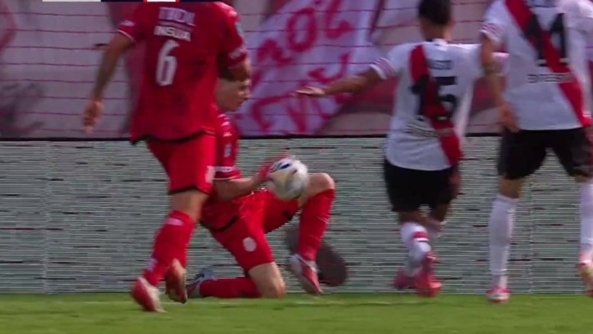 Esta es otra imagen del penal que no le cobraron a River.
