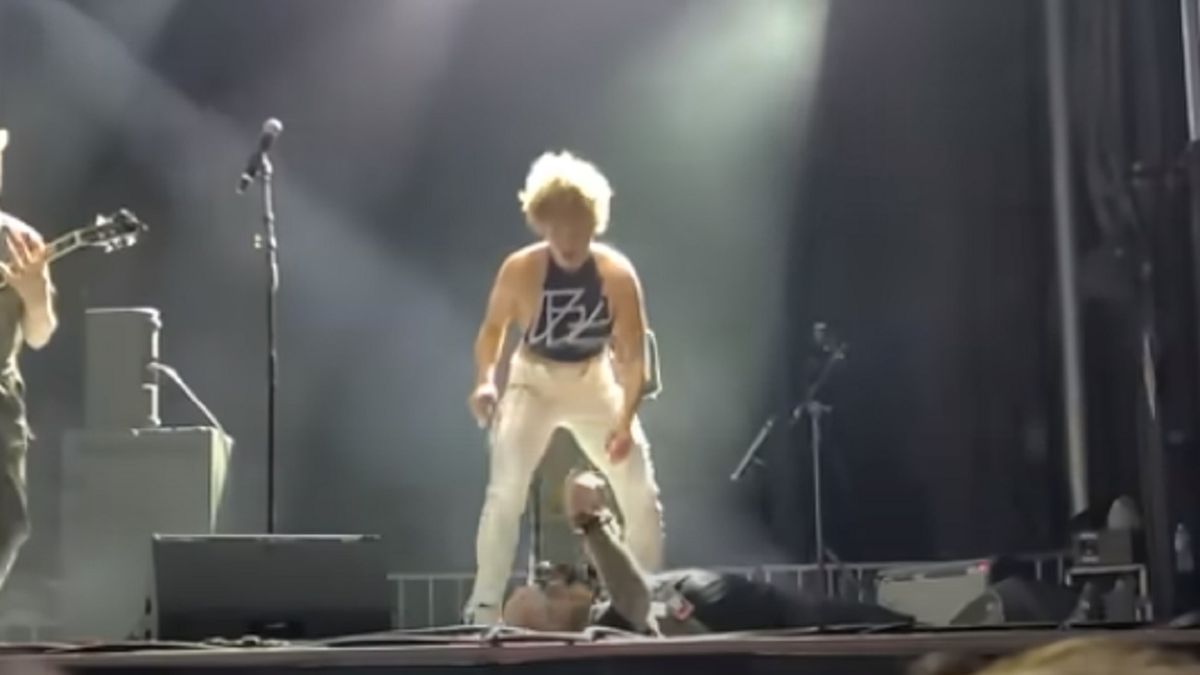 Video: una cantante le orinó la cara a un fan en pleno show