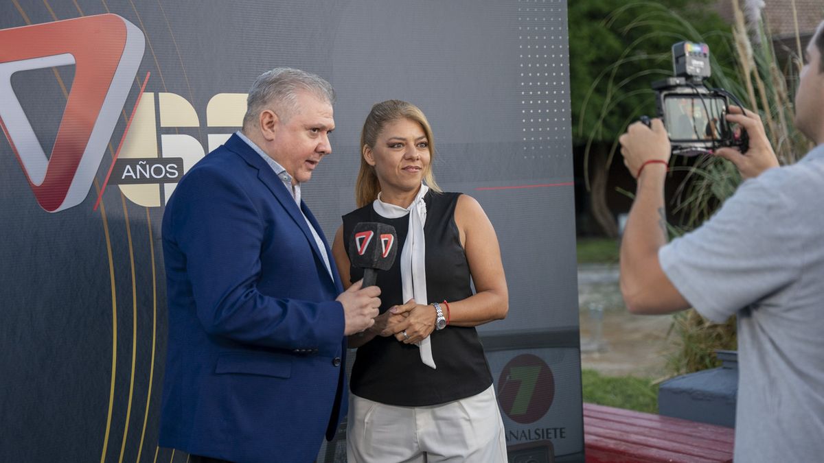 Marcelo Ortiz entrevista a Cristina Rodríguez, dos ex conductores del canal.