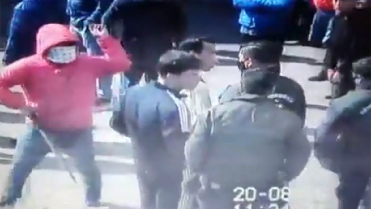 Se viralizó un video de una pelea entre presos y gendarmes chilenos