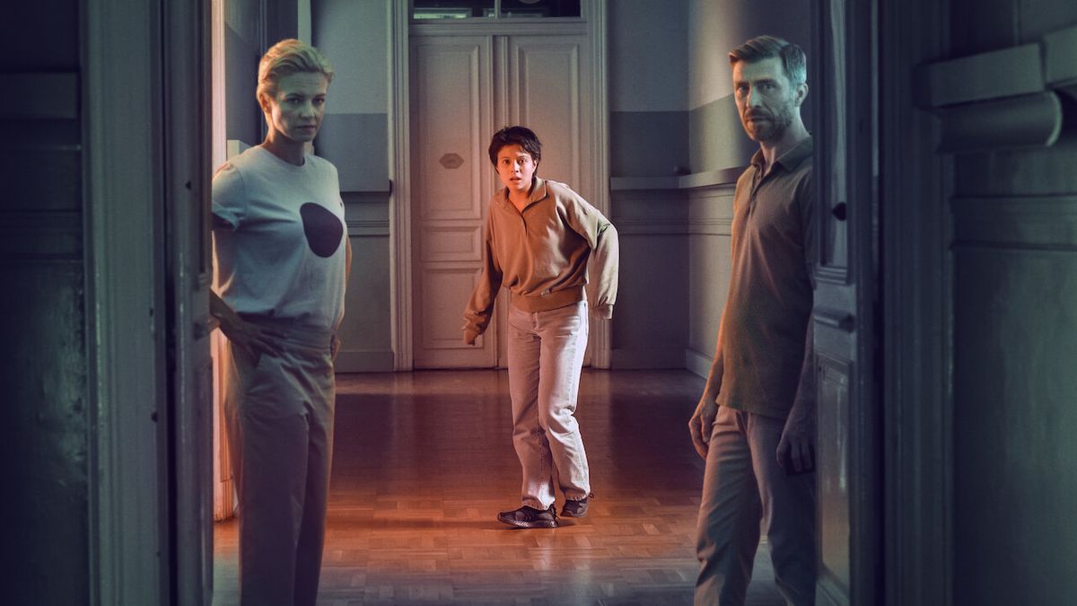 La serie disponible en Netflix sigue la historia de una chica amnésica que queda internada en una clínica sospechosa.