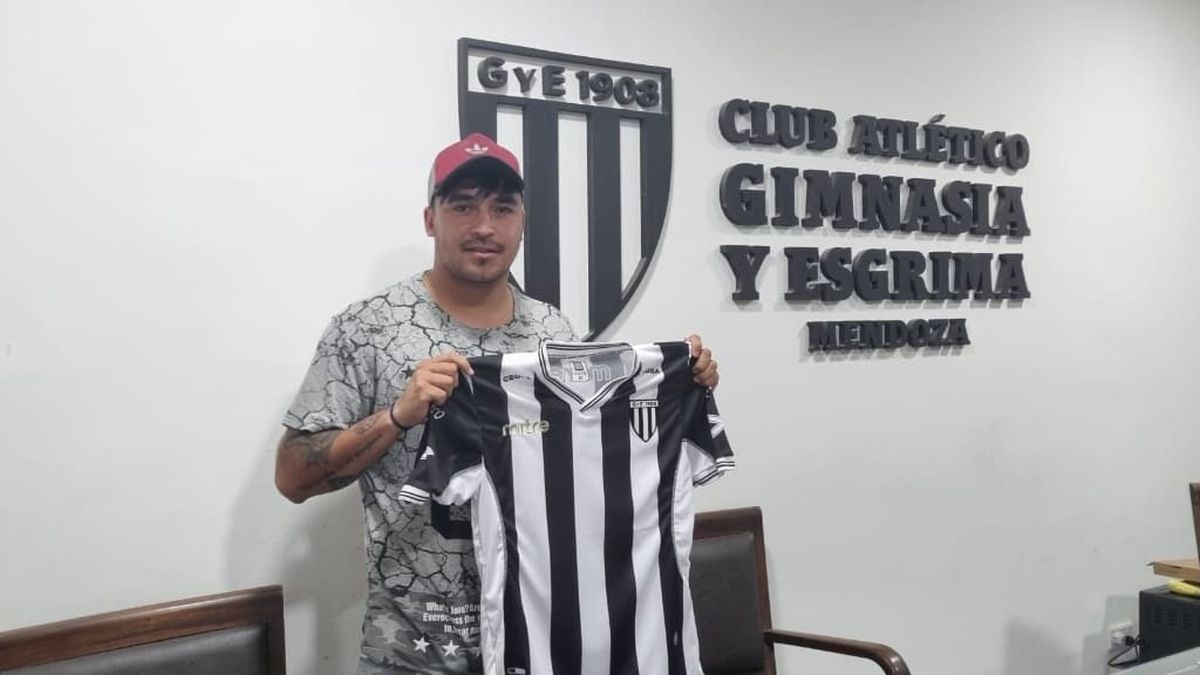 Maximiliano Padilla, luce la camiseta del Lobo.