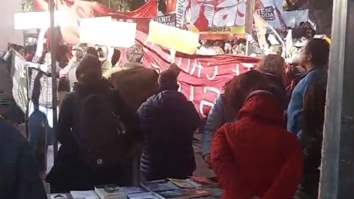 Una multitud de manifestantes se presentó de manera imprevista este sábado en la Biblioteca San Martín, donde se iban a festejar sus 200 años de vida.