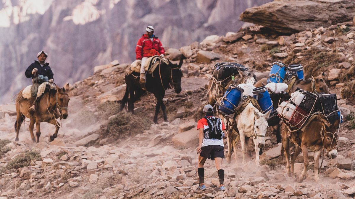 El trail running comparte con otras actividades deportivas, como el andinismo los senderos de la alta montaña. El trail running comparte con otras actividades deportivas, como el andinismo los senderos de la alta montaña.