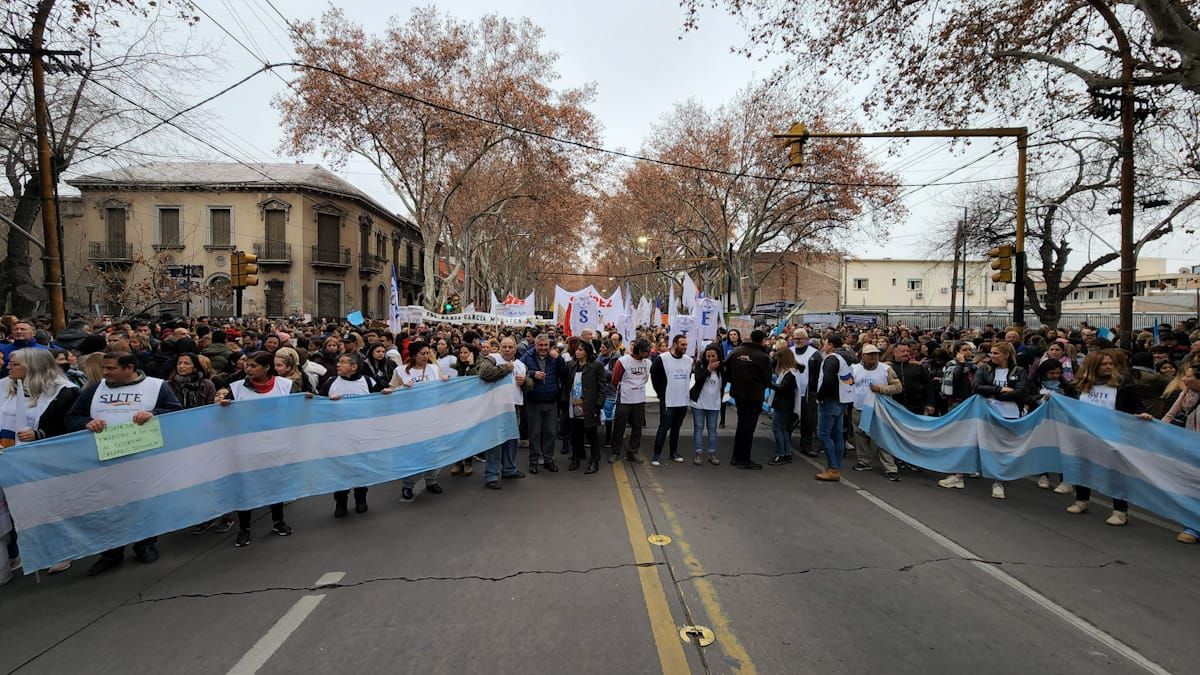 Multitudinaria marcha docente por el centro de la Ciudad de Mendoza. Foto: Martín Pravata