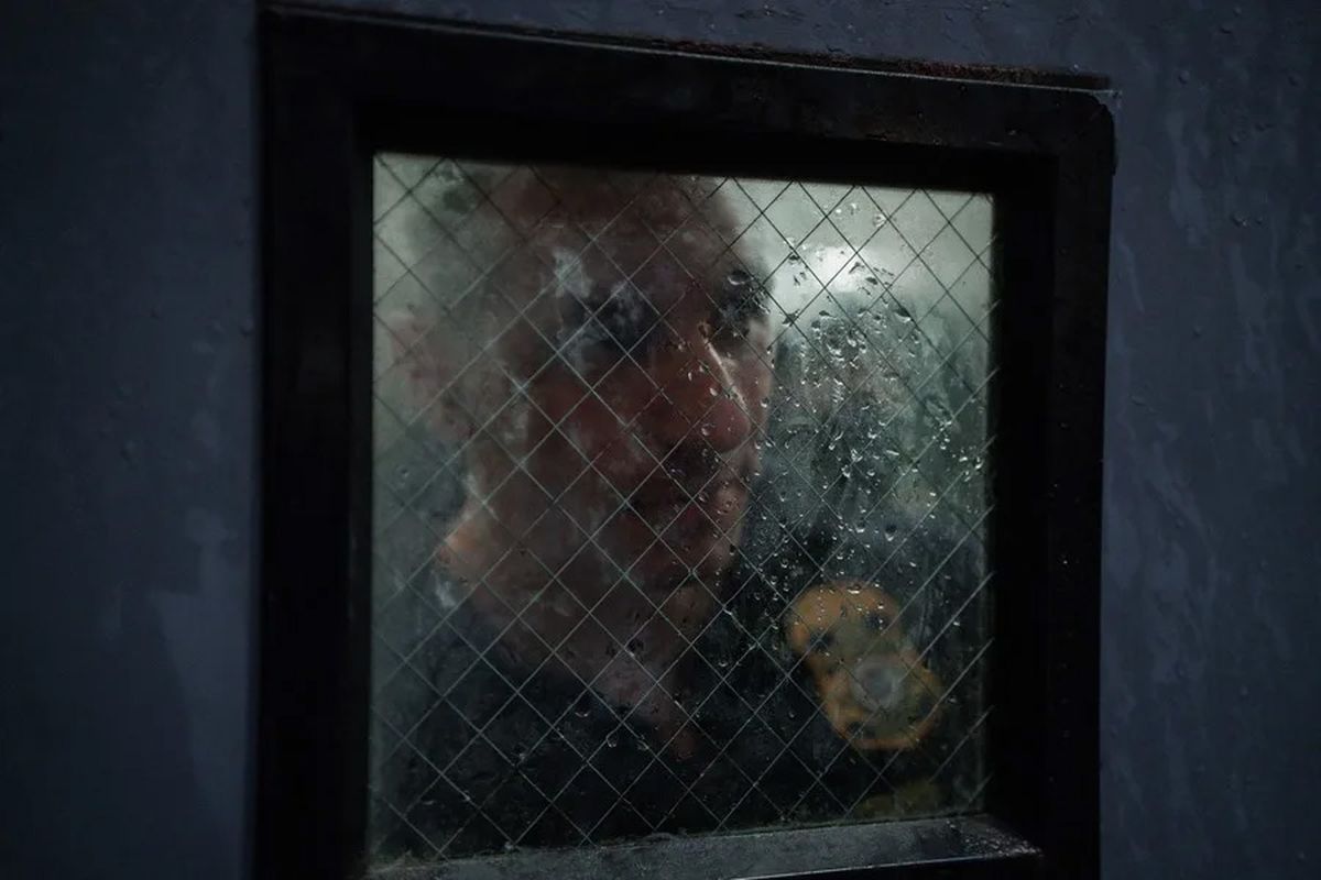 Un oficial del DHS mirando a través de la ventana de la puerta de un muelle de carga a un grupo de personas que protestan frente a las instalaciones del ICE de Varick en Manhattan, Nueva York, Estados Unidos (Archivo). Crédito: EFE/ Olga Fedorova. Un oficial del DHS mirando a través de la ventana de la puerta de un muelle de carga a un grupo de personas que protestan frente a las instalaciones del ICE de Varick en Manhattan, Nueva York, Estados Unidos (Archivo). Crédito: EFE/ Olga Fedorova.