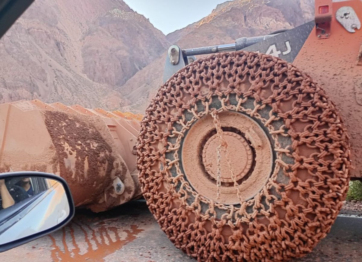 Así quedaron las maquinarias después de trabajar durante horas en el despeje de los aludes en alta montaña. Así quedaron las maquinarias después de trabajar durante horas en el despeje de los aludes en alta montaña.