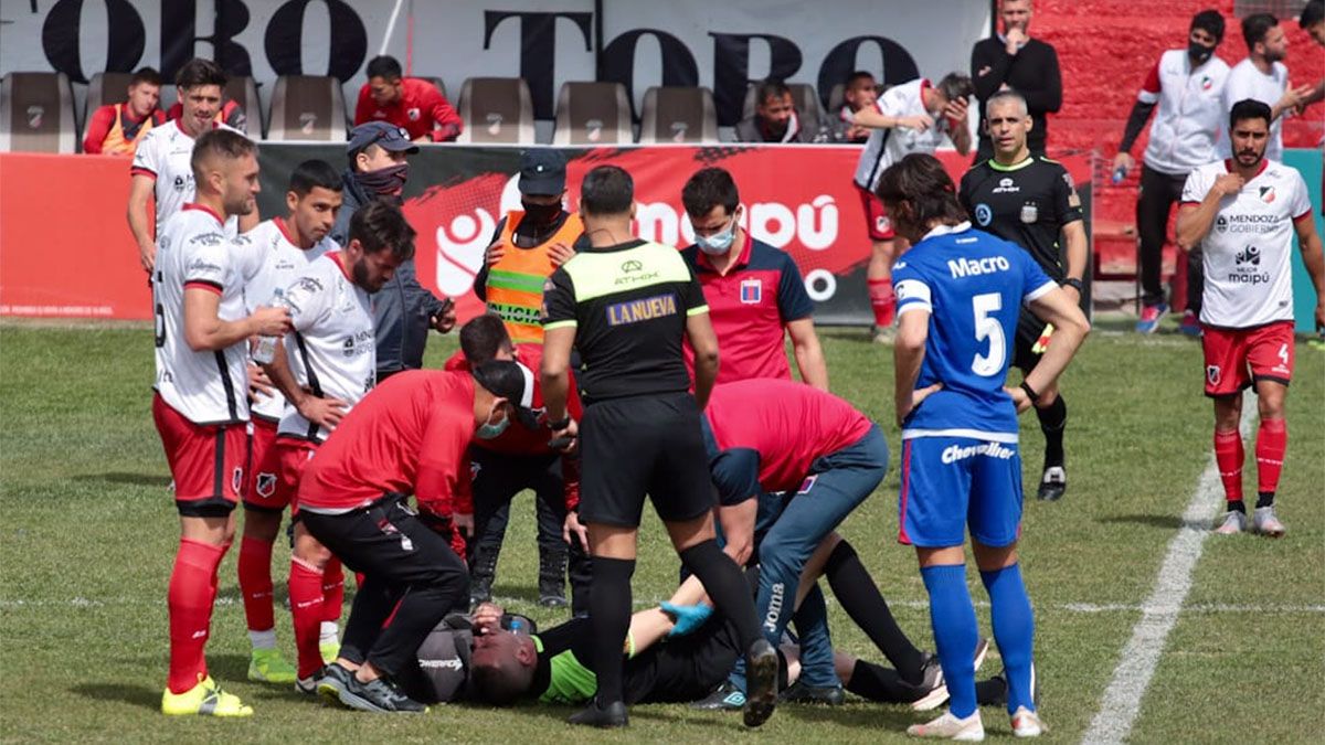 El árbitro José Carreras se lesionó y fue reemplazado