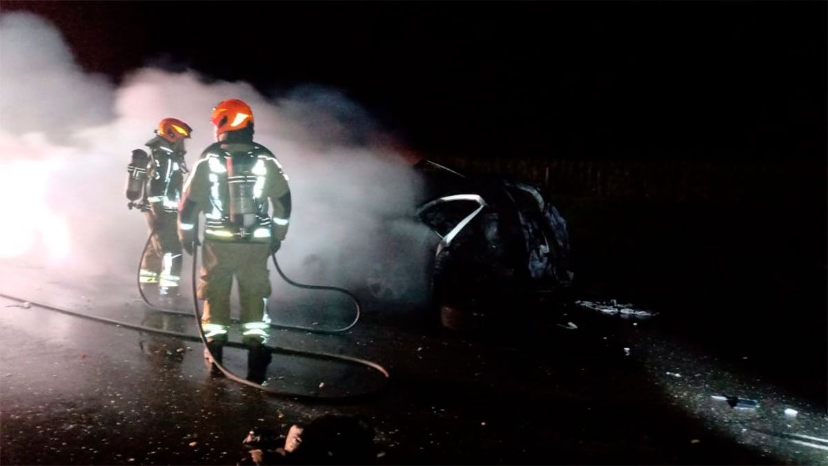 En el automóvil Peugeot viajaba una familia cuyos cinco integrantes fallecieron producto del impacto.