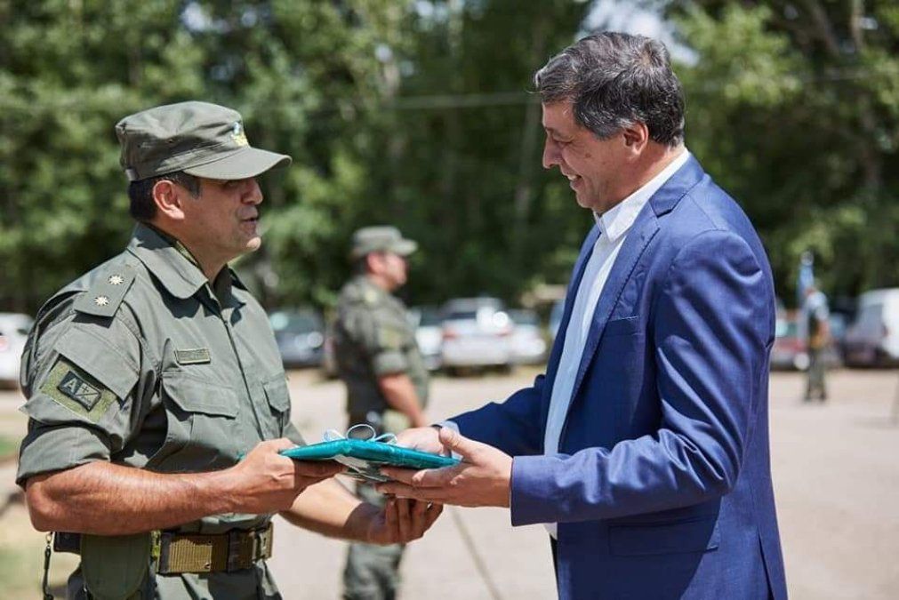 El Comandante del Escuadrón 27 de Gendarmería, con asiento en Punta de Vacas fue encontrado muerto en su casa de calle Morón 115 de la capital mendocina. Aquí recibiendo un plaqueta por parte del intendente de Las Heras Daniel Orozco para el aniversario de la institución.