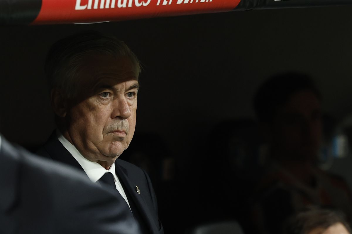 Desde las penumbras el técnico define su futuro.