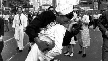 Murió la enfermera que protagonizó este famoso beso