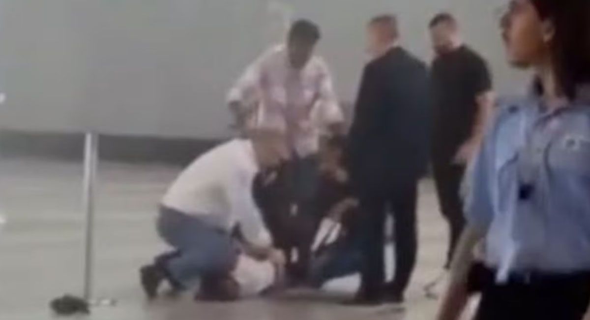 El hombre de origen malí fue detenido de manera violenta por personal de seguridad del aeropuerto El hombre de origen malí fue detenido de manera violenta por personal de seguridad del aeropuerto